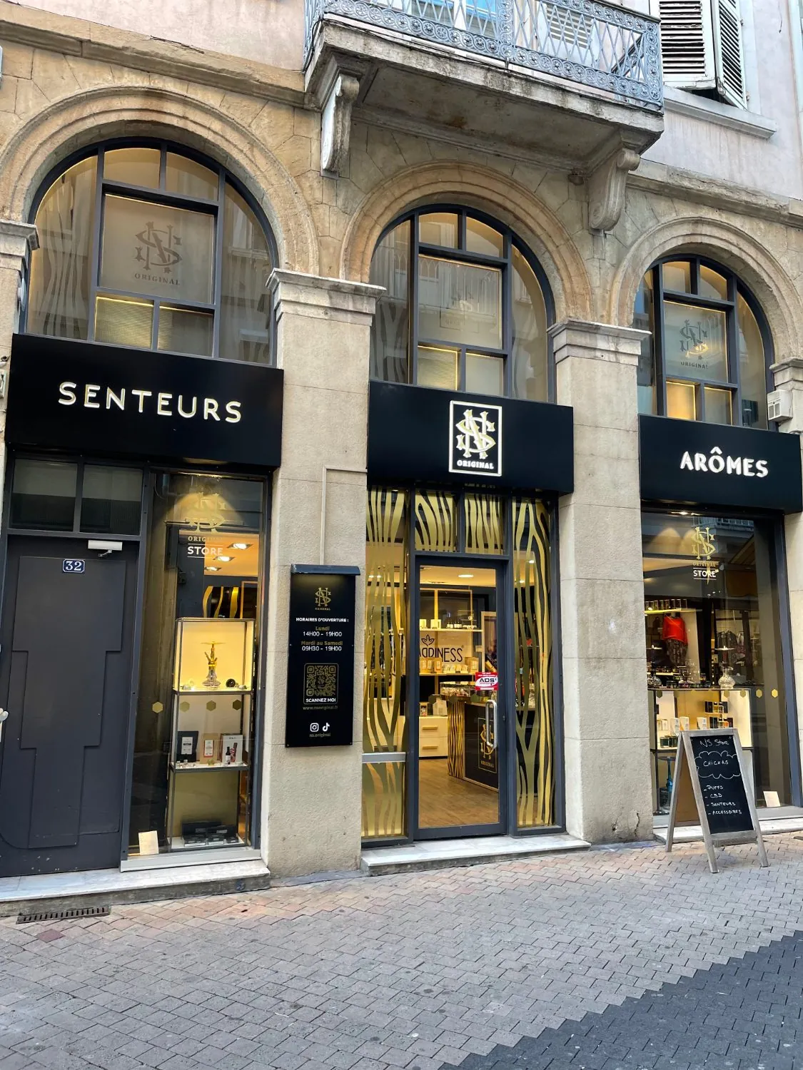 Enseignes lumineuses de la boutique NS Store réalisées par SecretPub à Valence